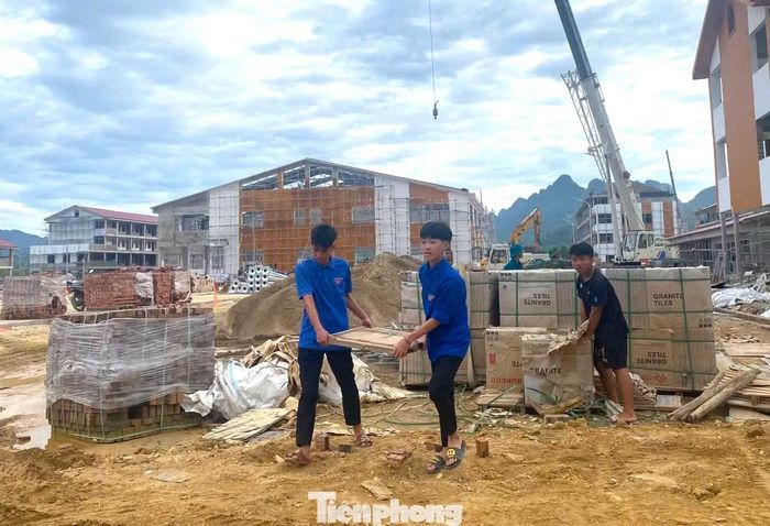 Thanh niên có mặt hỗ trợ vận chuyển vật liệu.
