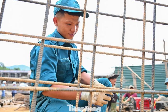 Những ngày lao động trong điều kiện thời tiết khắc nghiệt đã góp thêm nhân lực cho công trình ở địa bàn vùng sâu, nơi việc huy động nhân công không dễ dàng. Ảnh: Trọng Kiên