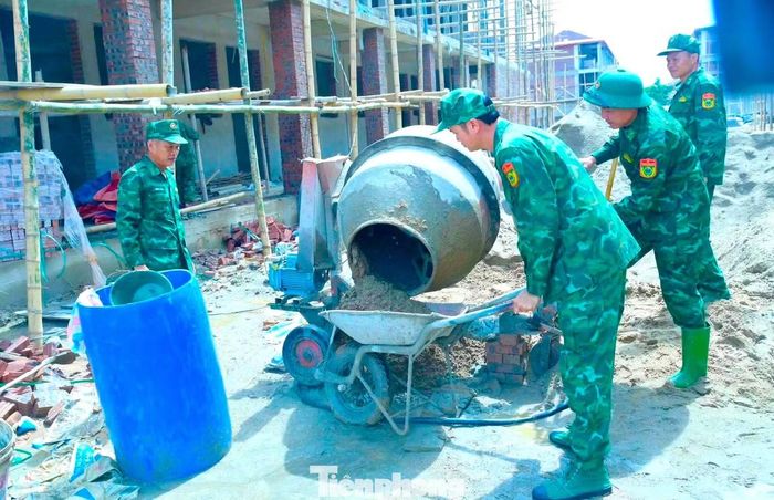 Trên tuyến biên giới, những người lính quân hàm xanh cũng góp sức vào hành trình hoàn thiện trường học. Bộ đội Biên phòng tỉnh Nghệ An huy động hàng trăm lượt cán bộ, chiến sĩ tham gia hỗ trợ các công trình trong giai đoạn nước rút.