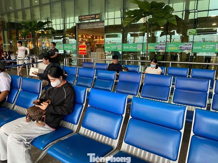 Khu vực nhà ga quốc nội T1 thông thoáng trong giờ cao điểm sáng 2/9.