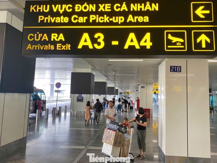 Tại nhà ga T3, các khu vực đón trả khách cũng không ghi nhận cảnh phương tiện nối dài. Việc phân luồng, bố trí khu vực đón xe cá nhân và xe dịch vụ giúp hành khách nhanh chóng rời sân bay.