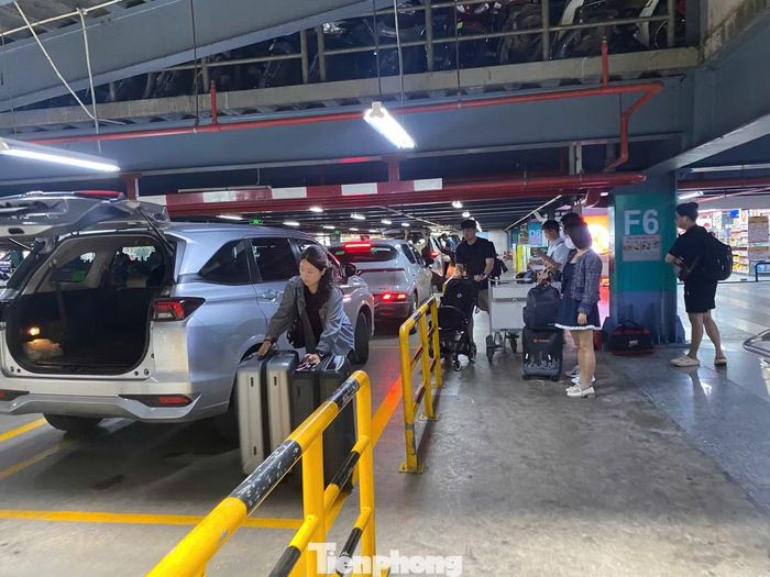 Một điểm đáng chú ý trong ngày cao điểm là khu vực đón xe. Tại các khu vực dành cho xe cá nhân, xe hợp đồng và phương tiện dịch vụ, việc phân luồng được tổ chức rõ ràng. Hành khách kéo vali, đẩy xe hành lý ra khu vực đón xe mà không phải đứng chờ thành hàng dài.