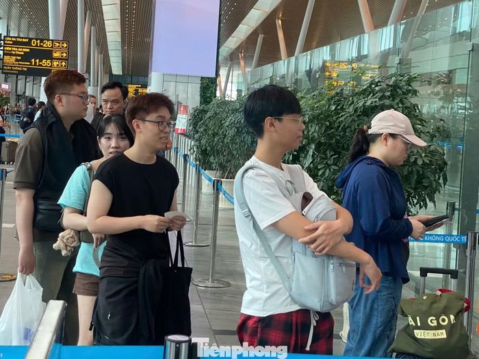 Khu vực quầy làm thủ tục và kiểm tra an ninh vẫn có hành khách xếp hàng, song các hàng chờ được tổ chức theo từng luồng, không xảy ra tình trạng dồn ứ.