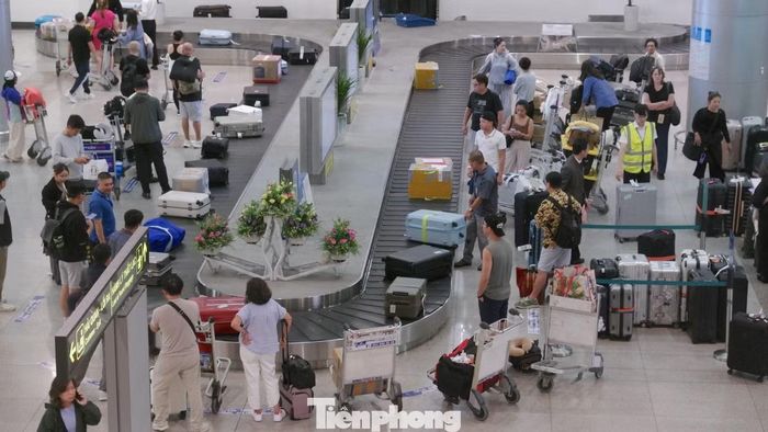 Theo ghi nhận, tình trạng đông khách tại ga quốc tế chủ yếu tập trung vào thời điểm nhiều chuyến bay hạ cánh gần nhau. Khi hành khách lần lượt nhận hành lý và rời khỏi khu vực, lượng người tại các băng chuyền nhanh chóng giảm.