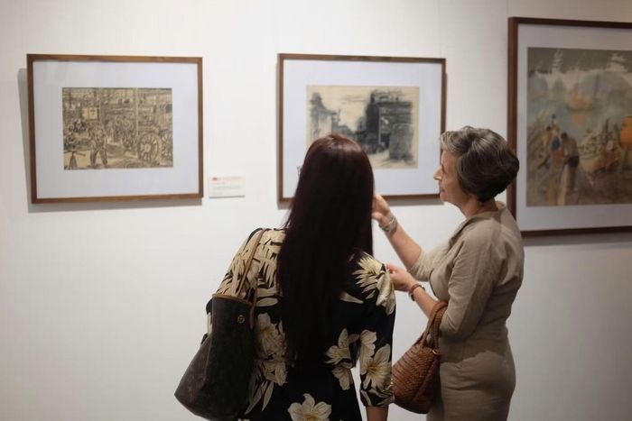 Đại sứ Ba Lan tại Việt Nam tham quan triển lãm.