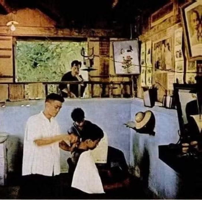 Hầm nằm sâu dưới mặt đất khoảng 1,2 m, trên nóc lợp ngói có xếp một lượt bao trấu để chống bom bi, xung quanh nhà đắp tường đất lũy cao 0,6m. Nơi đây từng là không gian phục vụ nhu cầu cắt tóc cho cán bộ, nhân dân và quân đội ngay cả khi bom rơi, đạn nổ, thể hiện tinh thần lạc quan và ý chí kiên cường của quân và dân Thành Nam trong thời kỳ khói lửa. Trong ảnh là cửa hàng cắt tóc dưới hầm chụp năm 1969. (Ảnh tư liệu).