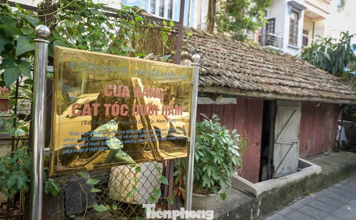 Lãnh đạo Ban Quản lý khu di tích phường Nam Định cho biết, thời gian qua, chính quyền địa phương đã có sự quan tâm đến công tác bảo tồn các di tích, tuy nhiên nguồn lực còn hạn chế nên chưa đáp ứng được yêu cầu thực tế, nhất là đối với các di tích cách mạng đã tồn tại hơn nửa thế kỷ. Trước thực trạng đó, Ban Quản lý khu di tích phường tham mưu cho chính quyền phường, phối hợp với các sở, ngành liên quan nghiên cứu, bố trí nguồn ngân sách để từng bước trùng tu, tôn tạo các di tích.