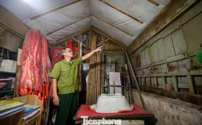 Ông Lại Minh Đức, người được giao trông coi di tích cửa hàng cắt tóc dưới hầm từ năm 2008, cho biết, hầm có diện tích khoảng 15 m2 và đã xuống cấp nghiêm trọng từ nhiều năm trước. “Cứ mỗi khi mưa lớn là nước từ ngoài đường tràn vào, có thời điểm di tích bị ngập sâu hơn 1 m. Mái che phía trên đã hư hỏng nặng, nhiều vị trí đầu luồng, đòn tay bằng gỗ bị mục, tụt khỏi kết cấu, buộc phải chống đỡ tạm bằng cột và che bạt để hạn chế dột khi trời mưa”, ông Đức nói.