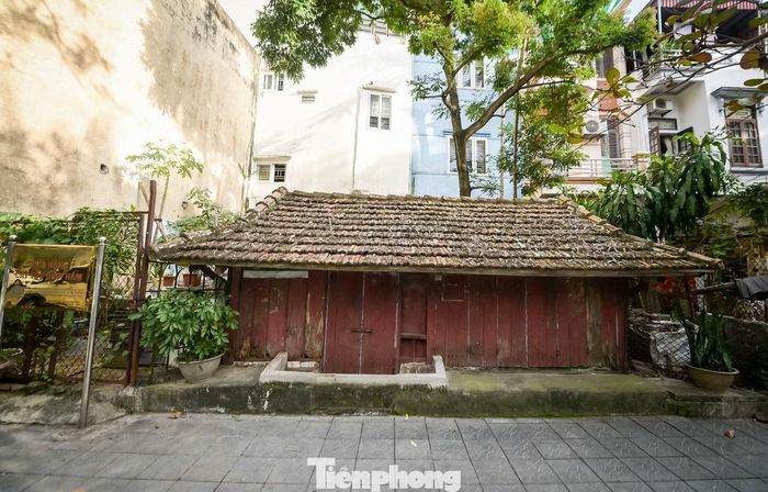  Ghi nhận của Tiền Phong, sau 60 năm tồn tại, di tích Cửa hàng cắt tóc dưới hầm hiện đang xuống cấp nghiêm trọng. 