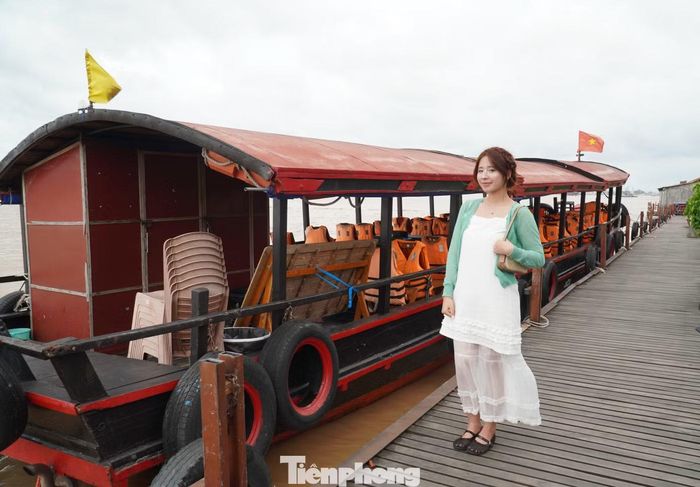 Bạn trẻ lưu lại khoảnh khắc bên dòng sông Hậu.
