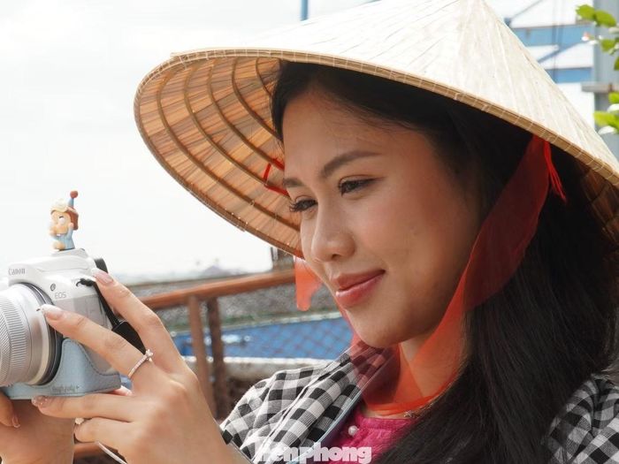 Bạn Nguyễn Ngọc Châu (du khách đến từ Bình Dương) chia sẻ: “Em rất thích không gian xanh gần gũi với thiên nhiên nơi đây. Ở Bình Dương hay TPHCM rất khó tìm được cảm giác sông nước, cồn bãi tự nhiên và bình yên như thế này. Người dân ở đây vô cùng nhiệt tình, dễ thương, đồ ăn lại ngon miệng”.