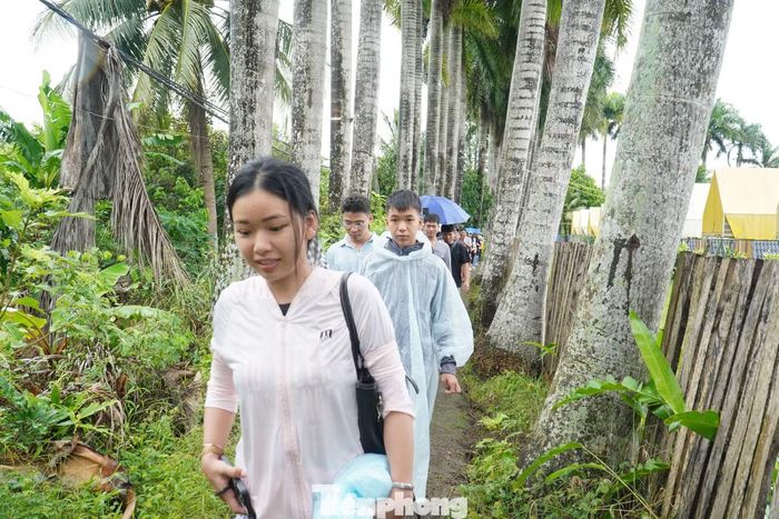 Rời bè cá, ngay khi đặt chân lên cồn, du khách hòa mình vào không khí mát rượi của những rặng cây ăn trái trĩu quả và những con đường rợp bóng mát. Khác với sự ồn ào ở chốn thị thành, cồn Sơn đón chào du khách bằng sự chân chất, nồng hậu đặc trưng của người dân Tây Đô.