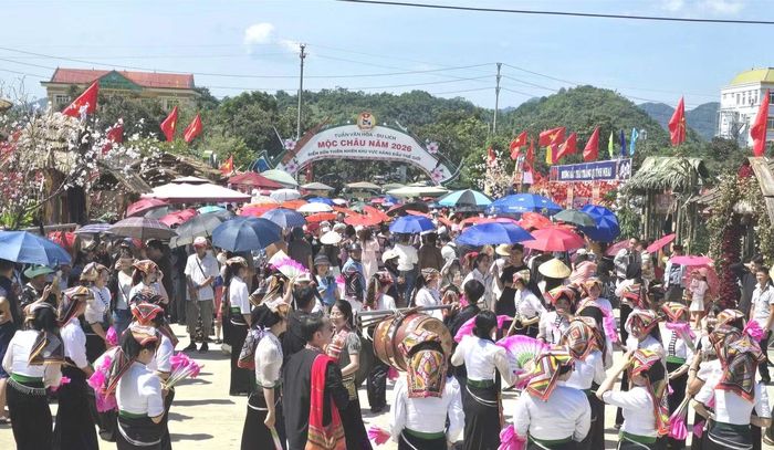 Trong những ngày diễn ra Tuần Văn hóa - Du lịch Mộc Châu năm 2026, không gian lễ hội tại Quảng trường 8/5, phường Mộc Châu, tỉnh Sơn La trở nên nhộn nhịp hơn bởi dòng người dân và du khách từ nhiều nơi tìm về.
