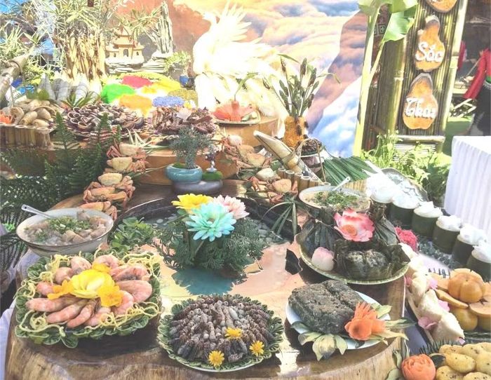 Giữa không gian lễ hội rực rỡ sắc màu văn hóa dân tộc, những gian hàng ẩm thực trở thành điểm dừng chân hấp dẫn. Từ những nguyên liệu như: Măng rừng, rau rừng, cá suối, thịt gia súc, gia cầm đến các loại gia vị đặc trưng của núi rừng được đồng bào chế biến nên các món ăn vừa dân dã vừa bắt mắt.