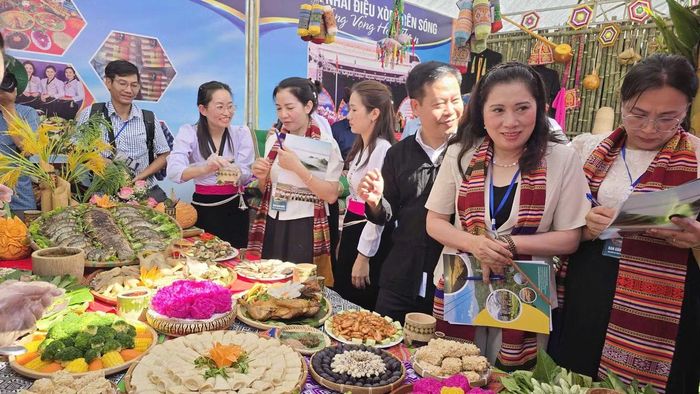 Bên cạnh các hoạt động văn hóa, nghệ thuật và trải nghiệm du lịch, Hội thi ẩm thực dân tộc là một trong những điểm nhấn thu hút sự quan tâm của đông đảo du khách. Hàng chục đơn vị đến từ các xã, phường trên địa bàn cùng hội tụ, mang theo những mâm cơm được chuẩn bị công phu, giới thiệu những món ăn đặc trưng của cộng đồng mình.