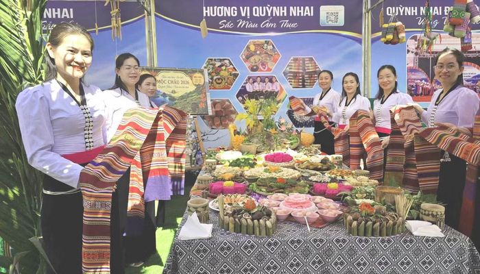 Trong dòng chảy phát triển của du lịch, việc đưa ẩm thực dân tộc trở thành một sản phẩm đặc trưng không chỉ đa dạng hóa trải nghiệm cho du khách, còn tạo thêm động lực để cộng đồng gìn giữ những giá trị truyền thống. Mỗi mâm cơm được giới thiệu tại lễ hội là một câu chuyện về vùng đất, con người và văn hóa nơi đây.