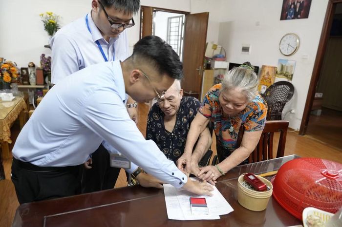Tổ Hành chính công xung kích đến tận nhà phục vụ, hướng dẫn người già cần hỗ trợ