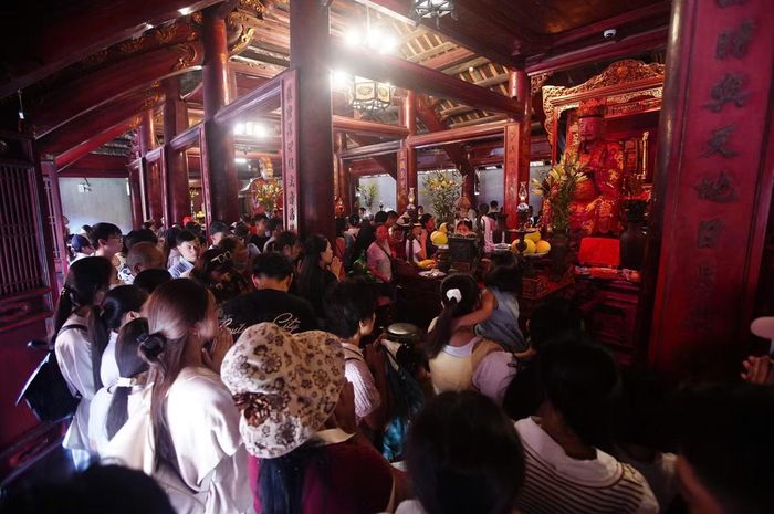 Trong khu vực thờ tự, lượng người tập trung đông hơn. Du khách lần lượt dâng hương, tham quan và tìm hiểu những giá trị văn hóa được lưu giữ tại đây.
