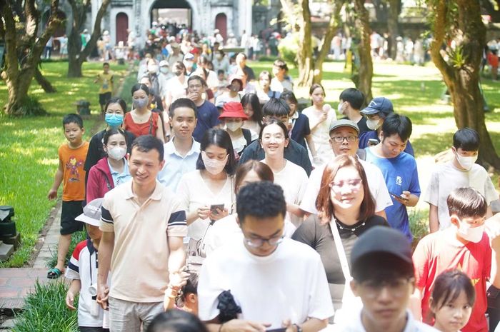 Chị Thu Dương (Thái Nguyên) cho biết gia đình dành ngày Quốc khánh để thực hiện tour tham quan nhiều điểm di tích ở Hà Nội. “Hôm nay tôi đưa các cháu đi đủ một vòng từ Lăng Bác đến Hoàng thành Thăng Long, Cột cờ Hà Nội sau đó về đến Văn Miếu - Quốc Tử Giám. Đúng ngày 2/9, các di tích đều mở cửa miễn phí nên chỗ nào cũng đông. Trời nắng nên các cháu cũng có chút mệt, nhưng rất hào hứng khám phá”, chị Dương chia sẻ.