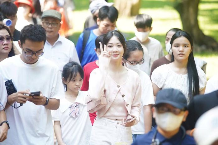 Một nhóm bạn trẻ từ Đà Nẵng cũng lựa chọn Hà Nội cho kỳ nghỉ. Sau khi tham quan Hoàng thành Thăng Long và Bảo tàng Lịch sử Quân sự Việt Nam, các bạn tiếp tục đến Văn Miếu. "Trước đây tôi thường nghĩ lịch sử là những mốc thời gian phải nhớ. Nhưng khi trực tiếp đứng trước hiện vật, di tích và nghe kể về những con người từng sống trong giai đoạn đó, mình cảm nhận lịch sử khác hẳn. Mình hiểu hơn rằng những gì chúng ta có hôm nay được tạo nên từ rất nhiều thế hệ", Lê Thùy Dương chia sẻ.