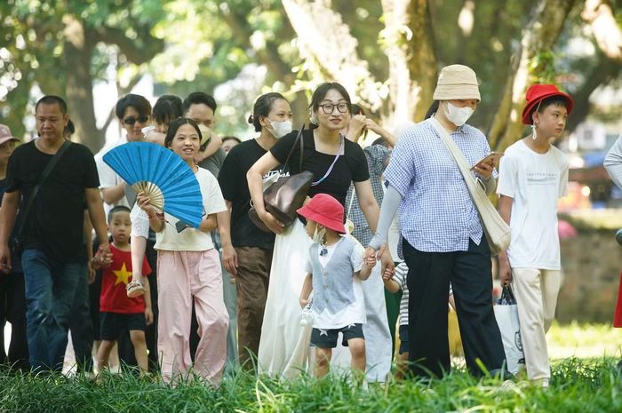 Bên trong Văn Miếu, du khách di chuyển qua những không gian mang đậm dấu ấn lịch sử như Khuê Văn Các, giếng Thiên Quang, khu bia Tiến sĩ và Điện Đại Thành. Nhiều gia đình đưa trẻ nhỏ đi cùng, vừa tham quan vừa giới thiệu cho các em về truyền thống hiếu học của cha ông.