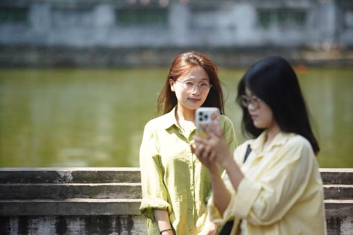 Dừng lại bên Giếng Thiên Quang - nằm chính giữa khu vườn bia Tiến sĩ - nhiều em nhỏ thích thú quan sát đàn cá bơi dưới làn nước xanh trong. Du khách cũng tranh thủ ghi lại khoảnh khắc bên công trình gắn với không gian Khuê Văn Các, Nhà bia Tiến sĩ. Nước giếng quanh năm tràn đầy, như tấm gương phản chiếu bầu trời. Giếng mang tên “Thiên Quang” có ý nghĩa là “Ánh sáng trời”.