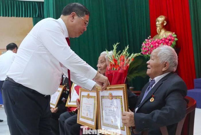 Phó Thủ tướng Thường trực Chính phủ trao Huy hiệu Đảng cho các đảng viên lão thành.