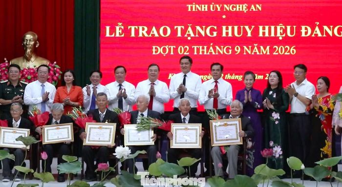 Các đồng chí lãnh đạo Đảng, Nhà nước, tỉnh Nghệ An tặng hoa chúc mừng các đảng viên lão thành.