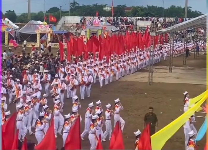 Đội viên xóm Yên Lương thực hiện nghi thức trong ngày hội thiếu nhi.
