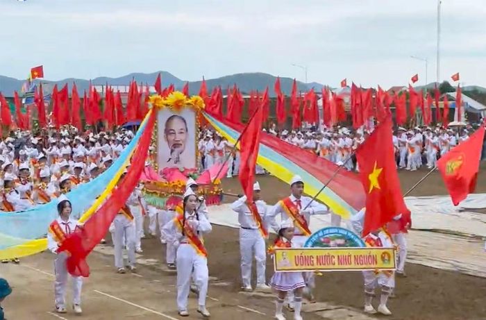 Đội nghi thức xóm Yên Lương, xã Diễn Châu, Nghệ An có gần 400 thành viên.