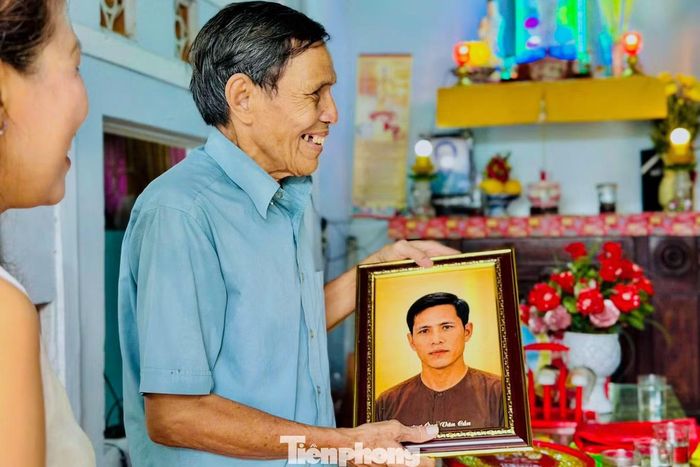 Bức ảnh được các tình nguyện viên phục dựng theo ký ức của ông Ông Văn Hậu - con trai liệt sĩ Cần.