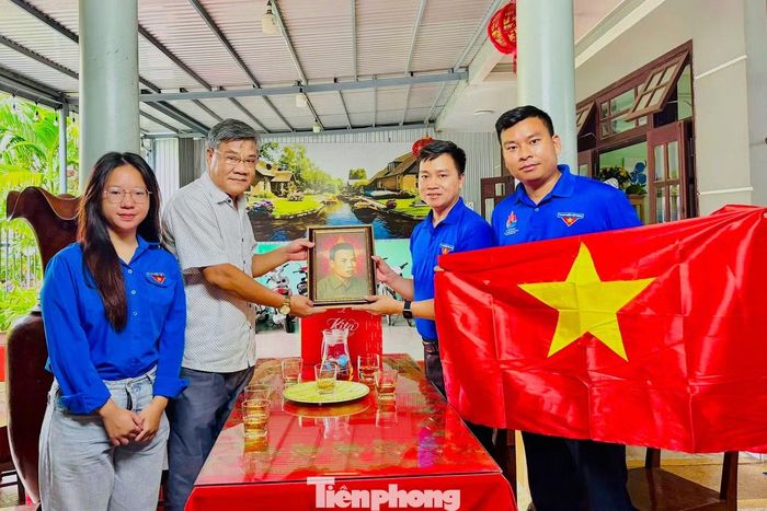 Trao tặng di ảnh cho gia đình liệt sĩ Ngô Đó.