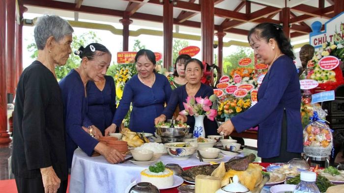 Đặc sản địa phương được người dân dâng lên Bác Hồ.