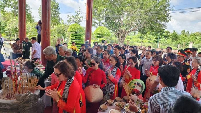 Hàng ngàn người dân đến thắp nhang tưởng niệm Chủ tịch Hồ Chí Minh tại Đền thờ.