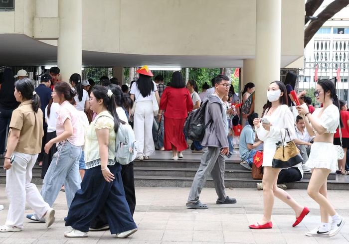 Khu vực bán vé vào cổng luôn chật ních người dân, du khách.