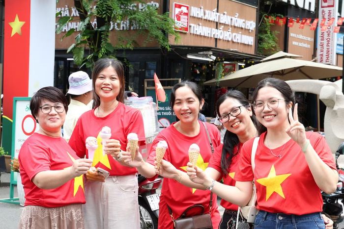 Đường Sách Nguyễn Văn Bình (phường Sài Gòn) cũng là nơi nhiều người tìm đến vui chơi, tận hưởng kỳ nghỉ lễ.