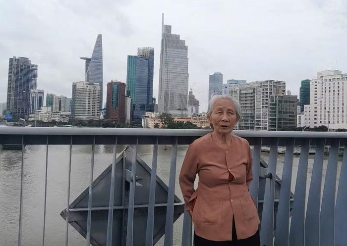 Chia sẻ với Tiền Phong, cụ Oanh cho biết đây là lần thứ hai vào TPHCM. "Giờ đây thành phố đã thay đổi rất nhiều, đường phố đông đúc, hiện đại hơn trước", bà nói. Ảnh: Nguyễn Ngọc Thạch