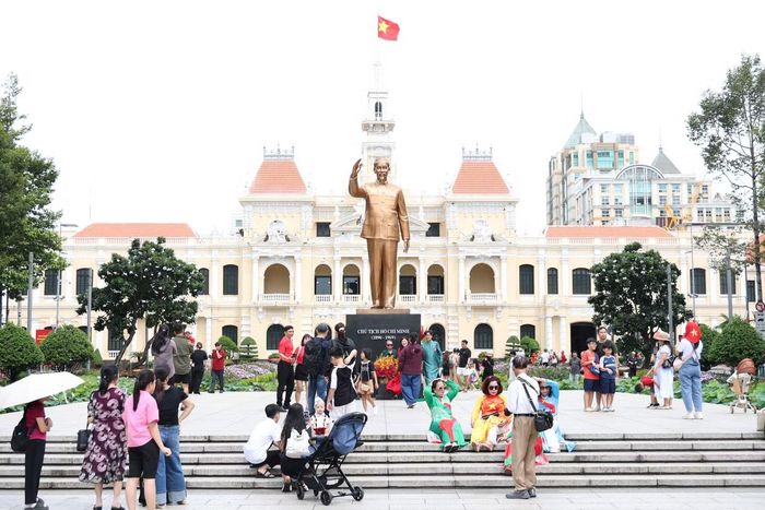 Nhiều thời điểm, hàng chục, hàng trăm người có mặt để chụp ảnh lưu niệm bên tượng đài Bác Hồ.
