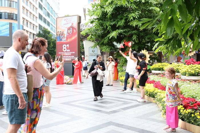 Kỷ niệm 81 năm Quốc khánh đất nước, đông đảo người dân đã nô nức đổ về khu vực trung tâm TPHCM hưởng ứng không khí ngày lễ lớn. Ảnh: Ngô Tùng