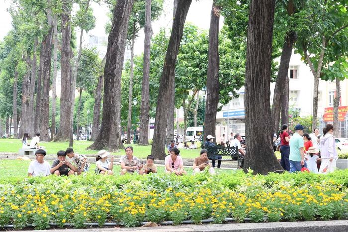 Trong khi đó, nhiều người chọn một góc thoải mái tại Công viên 30/4 và tận hưởng ngày nghỉ lễ với những ly cà phê, miếng bánh cùng bạn bè, người thân.