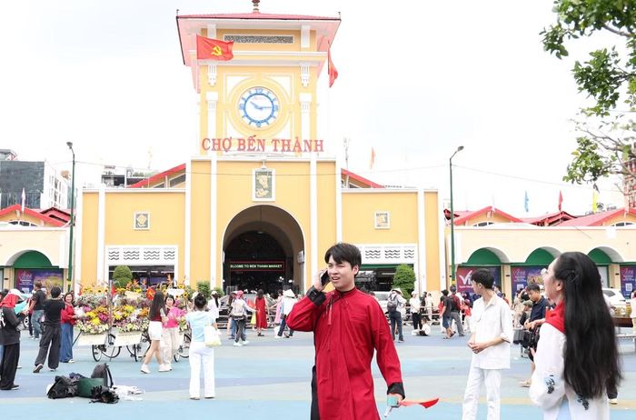 Rực rỡ cờ hoa, biểu ngữ chào mừng lễ Quốc khánh ở khu vực trước chợ Bến Thành (phường Bến Thành).
