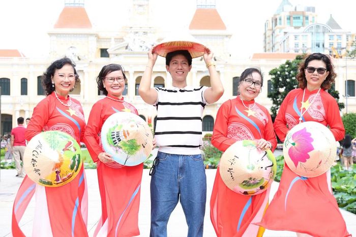 Hôm nay, các nữ giáo viên về hưu cùng mặc bộ áo dài đỏ với hoa văn trống đồng cùng màu cờ Tổ quốc và đội nón lá với những hình ảnh đặc trưng của đất nước Việt Nam. Hình ảnh tươi trẻ, năng động của các cô làm nhiều người yêu thích và xin chụp hình chung.