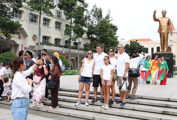 Nhiều du khách quốc tế cũng hòa trong không khí nô nức của ngày lễ lớn của dân tộc Việt Nam.