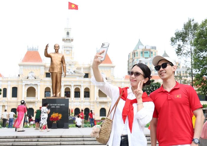 Mừng đại lễ, anh Nguyễn Hiếu (ngụ phường Gò Vấp) cùng bạn quyết định đi check-in nhiều nơi như Công viên Tượng đài Chủ tịch Hồ Chí Minh, cầu Ba Son... Đôi bạn cho biết hầu hết các dịp lễ lớn gần đây đều tập trung đi chơi tại các địa điểm nổi tiếng của thành phố.