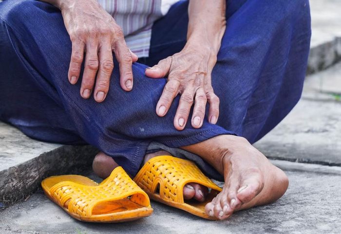 Điều bà Hiệp mong mỏi nhất lúc này là có thật nhiều sức khỏe để chăm sóc hương khói liệt sĩ đều đặn mỗi ngày.