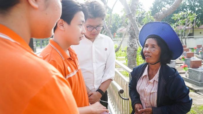 Nhóm sinh viên đến phụ bà Hiệp dọn dẹp nghĩa trang, chuẩn bị cho dịp lễ Quốc khánh 2/9.