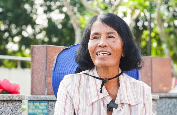 Bà Nguyễn Thị Ngọc Hiệp (63 tuổi) đã chọn gắn trọn cuộc đời mình với hương khói tại Nghĩa trang liệt sĩ Hóc Môn (xã Đông Thạnh, TPHCM).
