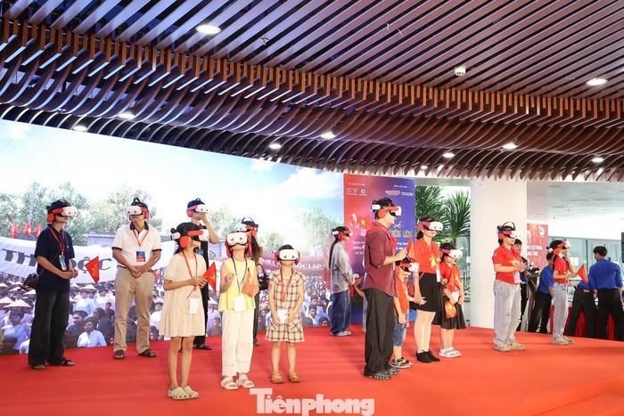 Thông qua không gian thực tế ảo, người xem được hòa vào dòng người tại Quảng trường Ba Đình trong sáng ngày 2/9/1945, ngước nhìn lên lễ đài và lắng nghe Chủ tịch Hồ Chí Minh đọc bản Tuyên ngôn Độc lập.