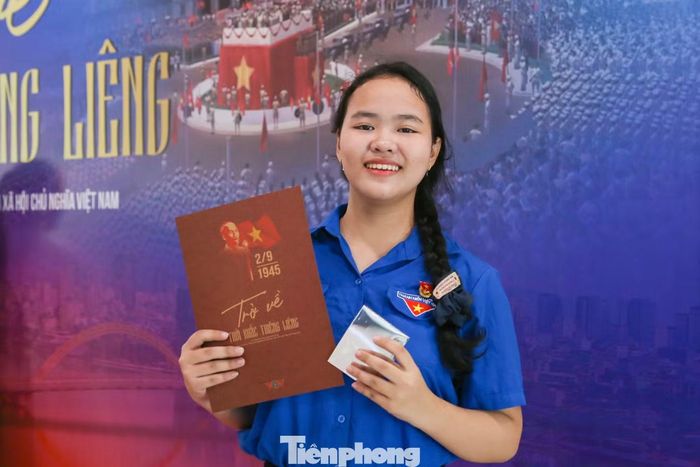 “Em đã từng nghe Bác Hồ đọc Tuyên ngôn Độc lập rất nhiều lần trên tivi, Internet. Tuy nhiên, khi lần đầu được trải nghiệm qua công nghệ thực tế ảo, em thấy rất sống động và hiểu rõ hơn về khoảnh khắc thiêng liêng tại Quảng trường Ba Đình”, Thọ chia sẻ.