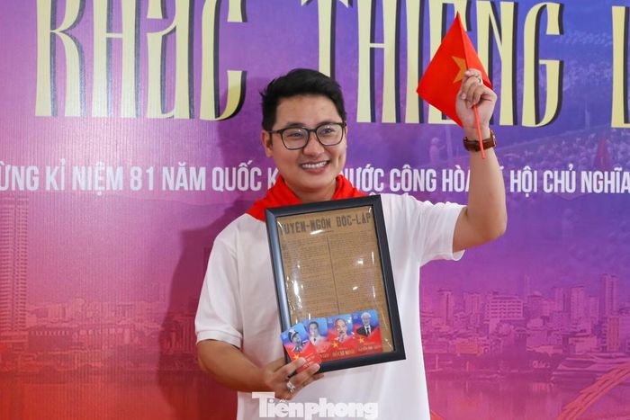 Không chỉ hòa chung không khí lịch sử khi Bác Hồ đọc Tuyên ngôn Độc lập, người dân và du khách còn được tặng các phần quà lưu niệm độc đáo như: card bo góc, bản sao Tuyên ngôn Độc lập…, tham gia chụp ảnh check-in, viết postcard gửi gắm niềm tự hào nhân dịp kỷ niệm 81 năm Quốc khánh.